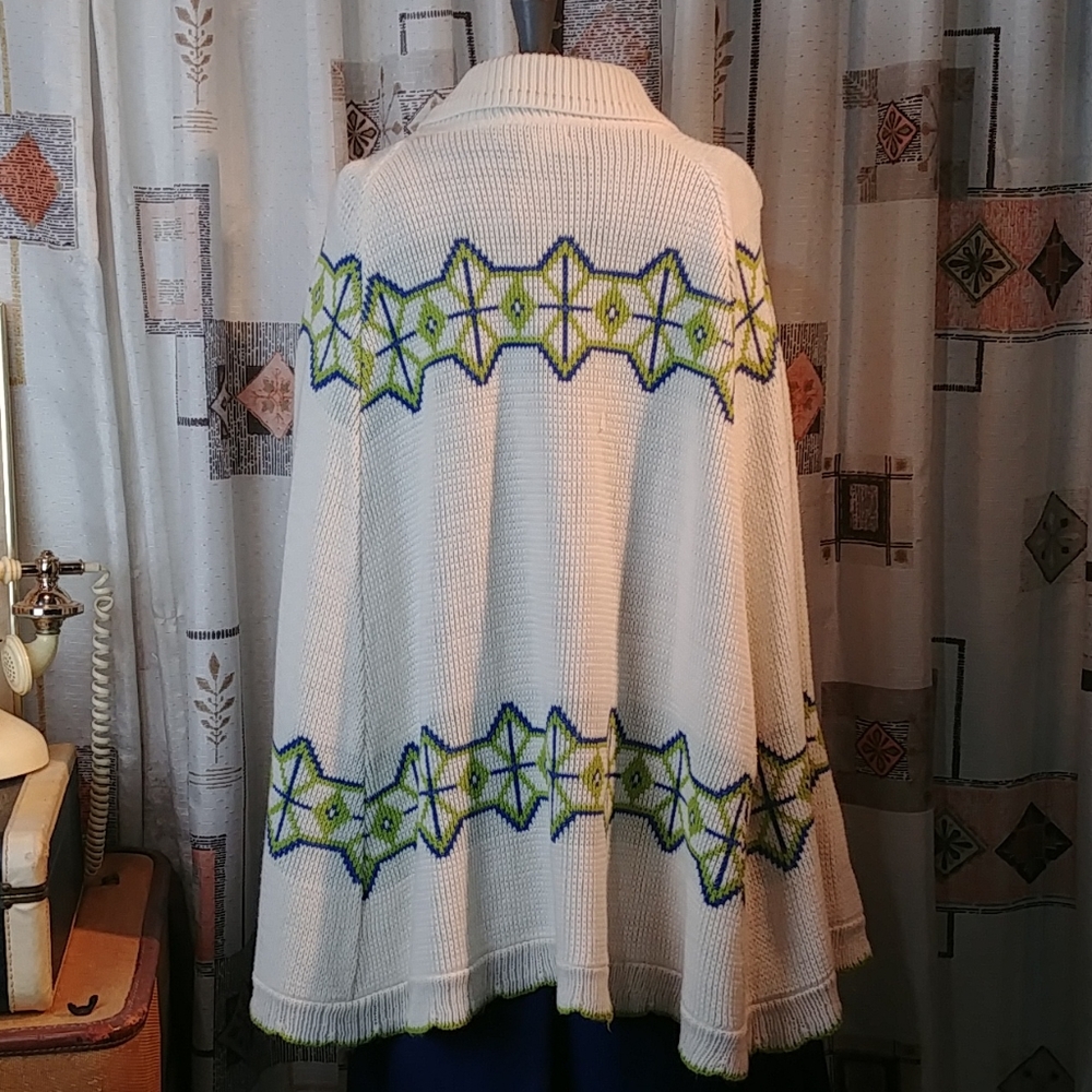 Vintage Cream Scallop Cape - Picture 4 of 13